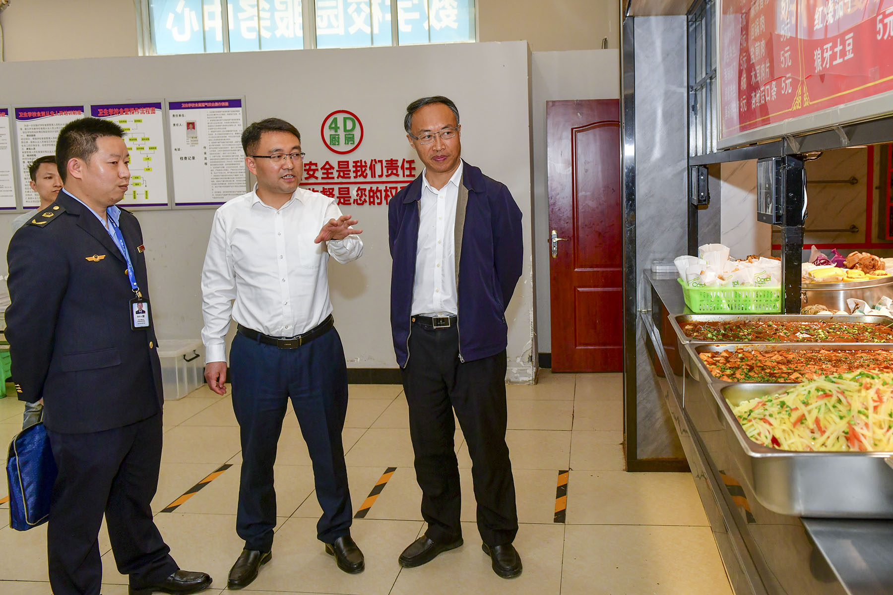 顺庆区委常委、组织部部长李波到我校检查食品安全工作
