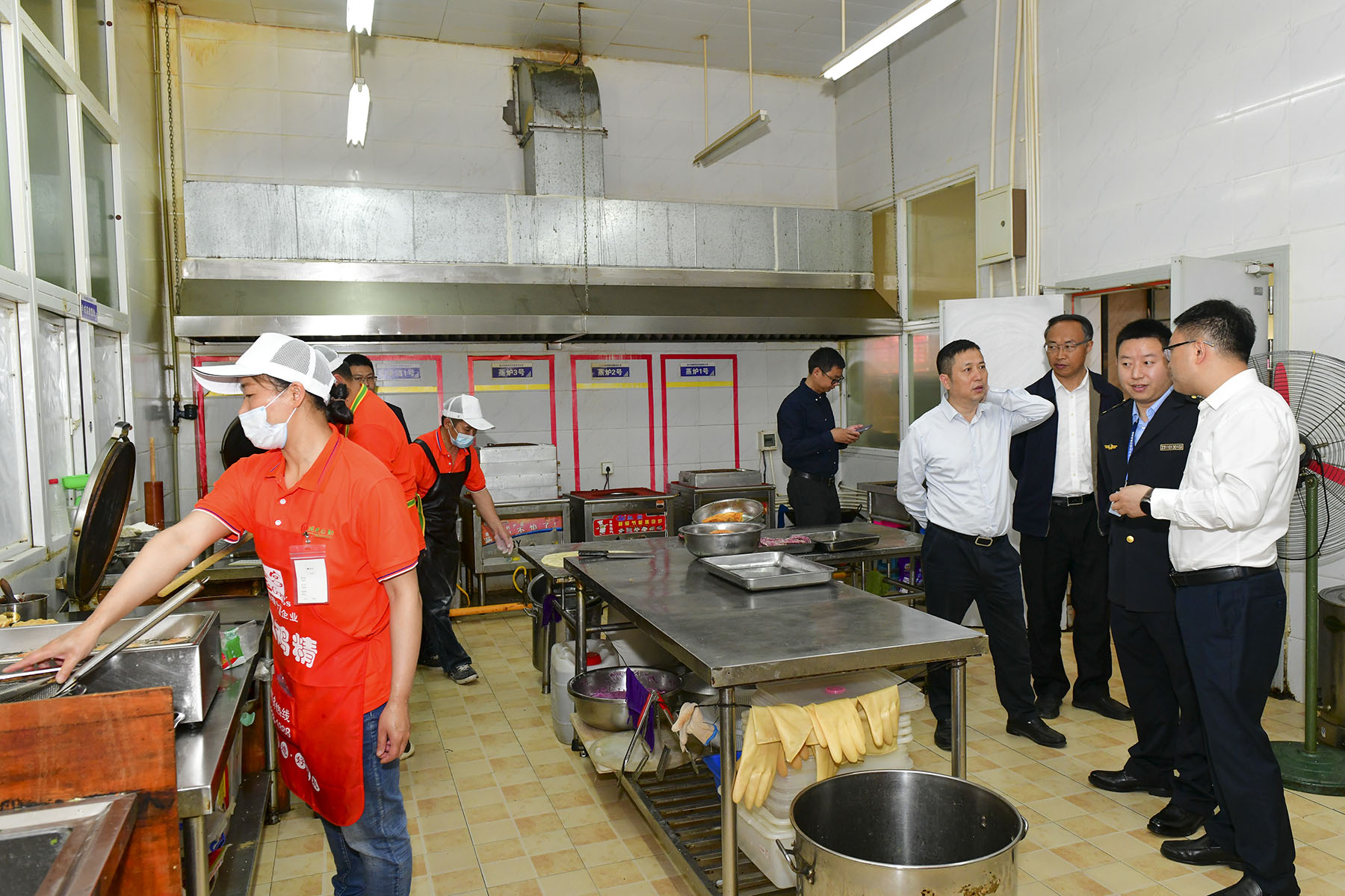 顺庆区委常委、组织部部长李波到我校检查食品安全工作