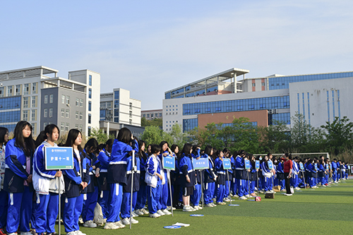 汲传统美德之泉 建文明礼仪校园