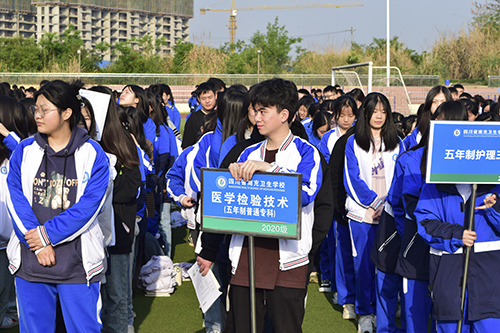 汲传统美德之泉 建文明礼仪校园